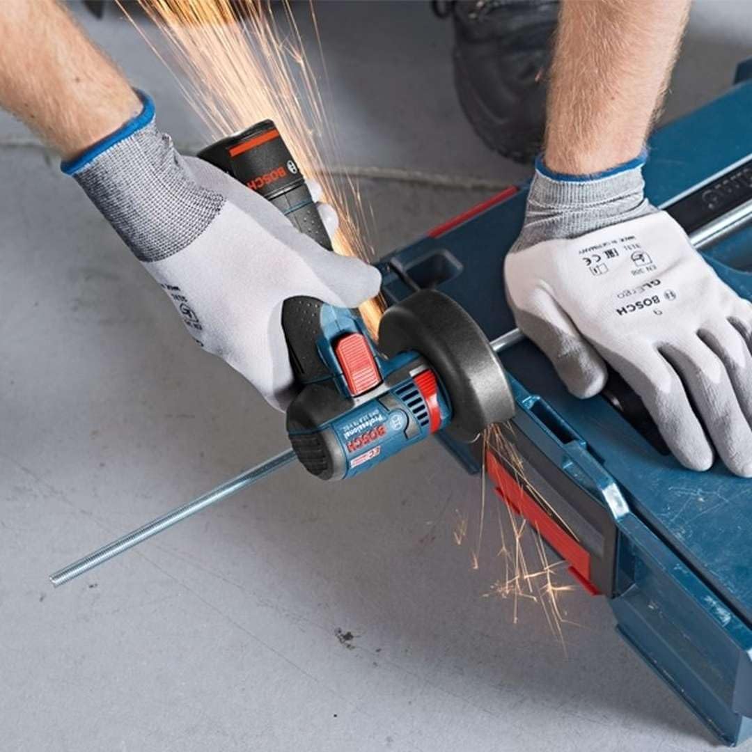 Kompakter GWS 12V-76 für präzise Schnitte Bosch GWS 12V-76 bei präzisem Trennschnitt an Metallprofil