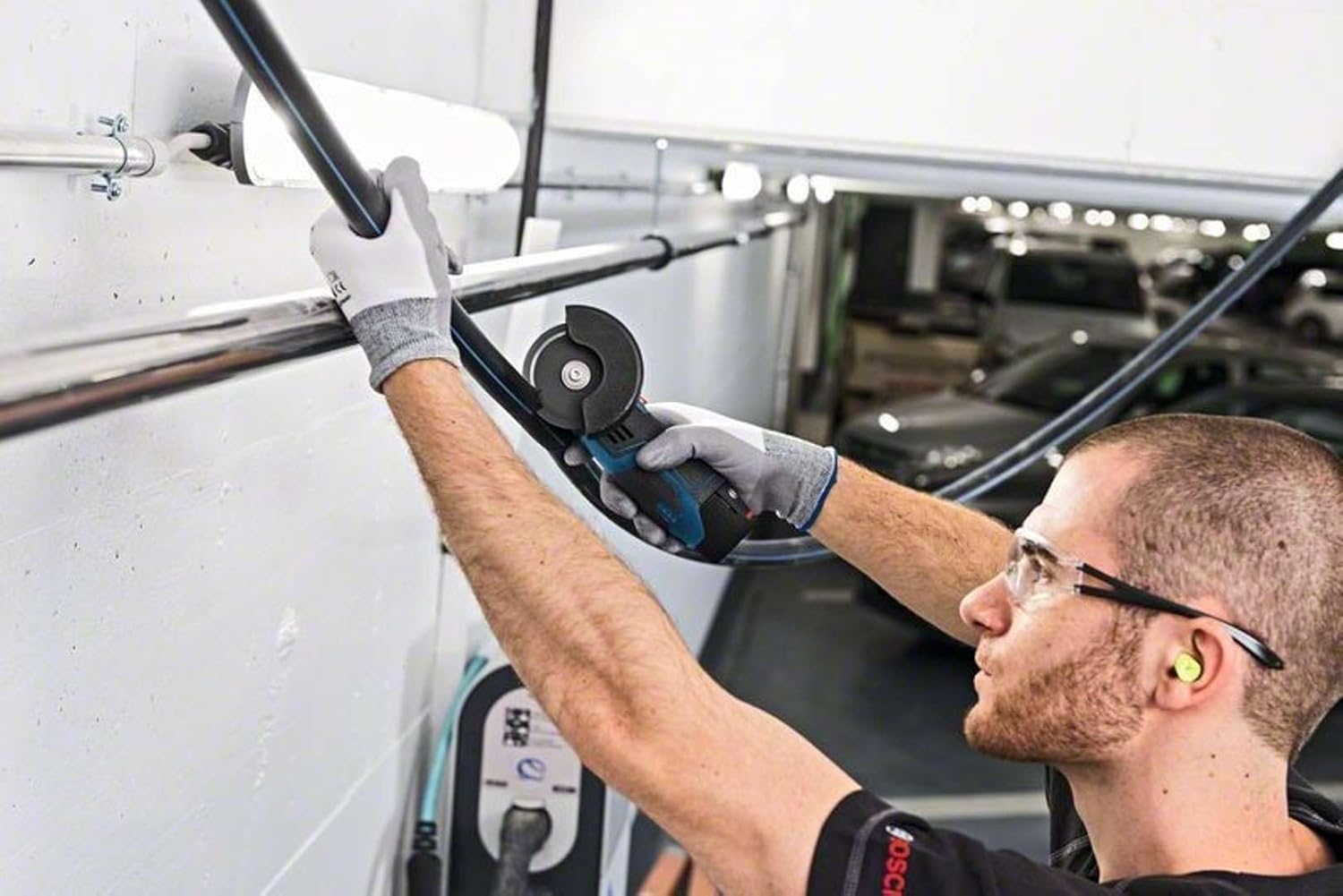GWS 12V-76 für schnelle Montageeinsätze Bosch GWS 12V-76 beim Trennen von Kabelkanälen in Montageumgebung