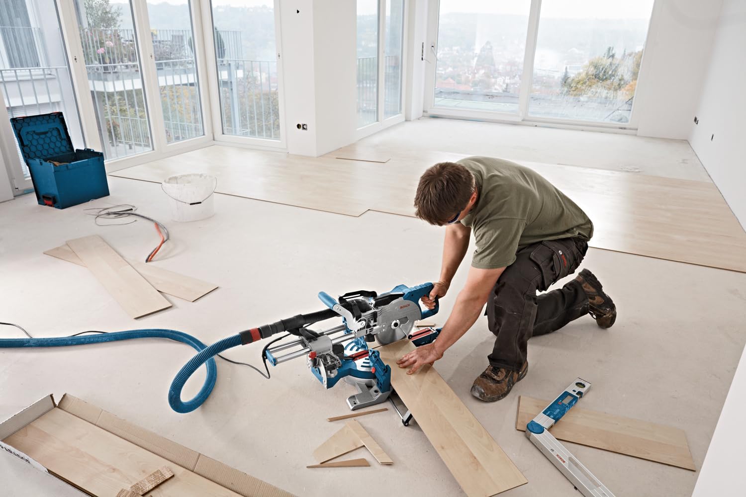 Bosch GCM 8 SJL für präzise Kapp- und Gehrungsschnitte Bosch GCM 8 SJL im Bodenleger-Einsatz