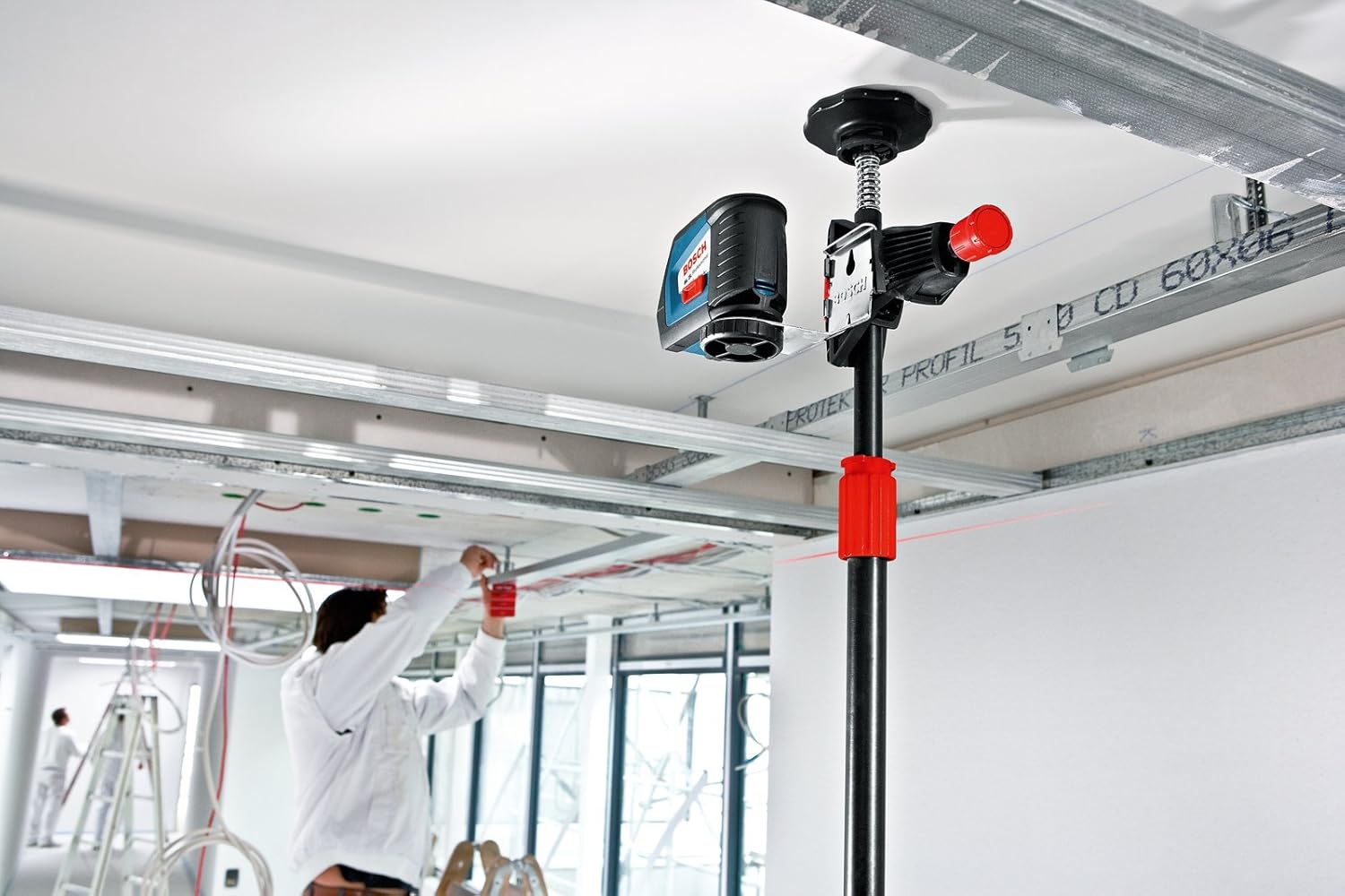 Bosch BT 350 für präzise Höhenverstellung auf der Baustelle Bosch BT 350 bei der Montage von Abhängedecken