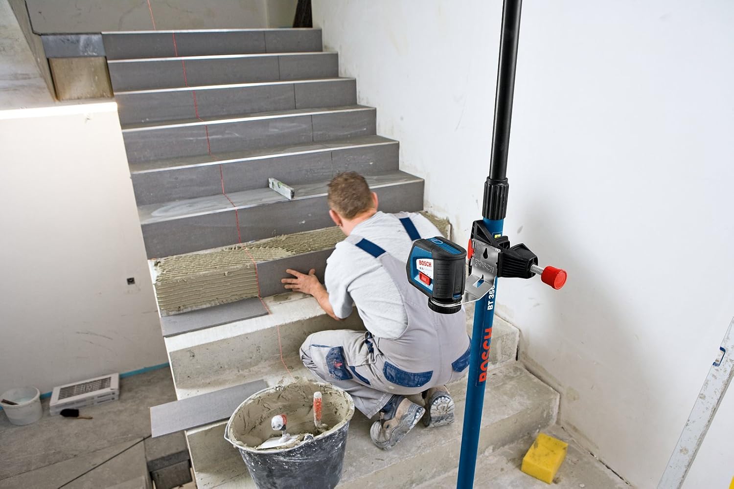 Bosch BT 350 stabil auf Treppen und in engen Ecken Bosch BT 350 auf Treppe im Fliesenleger-Einsatz