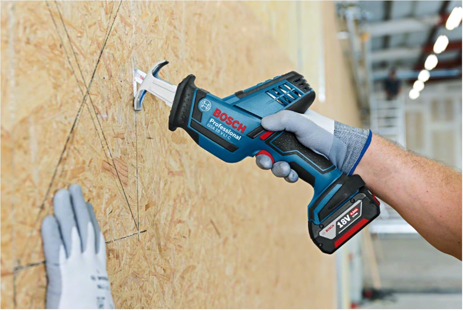 Überkopf- und Einhandarbeiten mit der Bosch GSA 18 V-LI C Bosch GSA 18 V-LI C bei Überkopfarbeiten